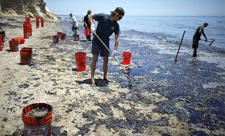 California: Declaran emergencia por el peor vertido de petróleo en 18 años